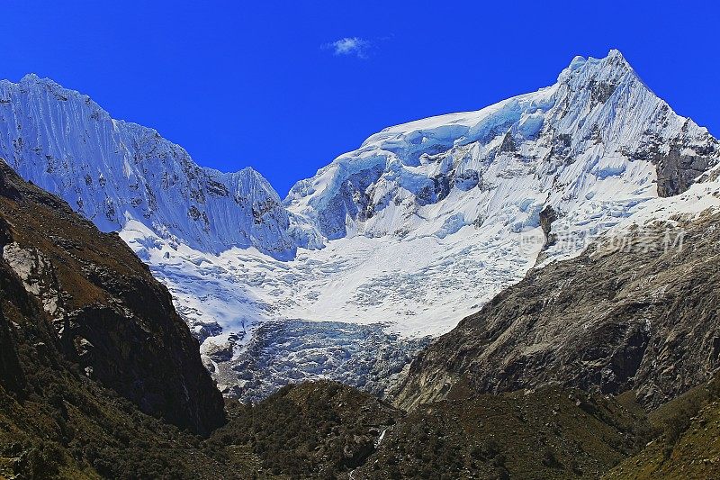 秘鲁布兰卡-斯卡迈什安第斯山脉的德拉卡山谷和兰拉帕尔卡(6162m)