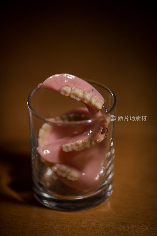 玻璃里的假牙