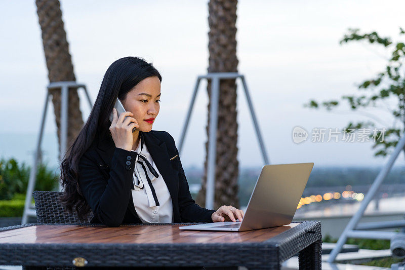年轻的亚洲商务女性在酒店工作在一个商务旅行