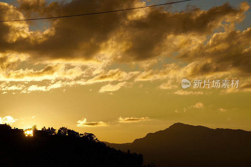 Aizawl，米佐拉姆落日在起伏的山丘和山脉