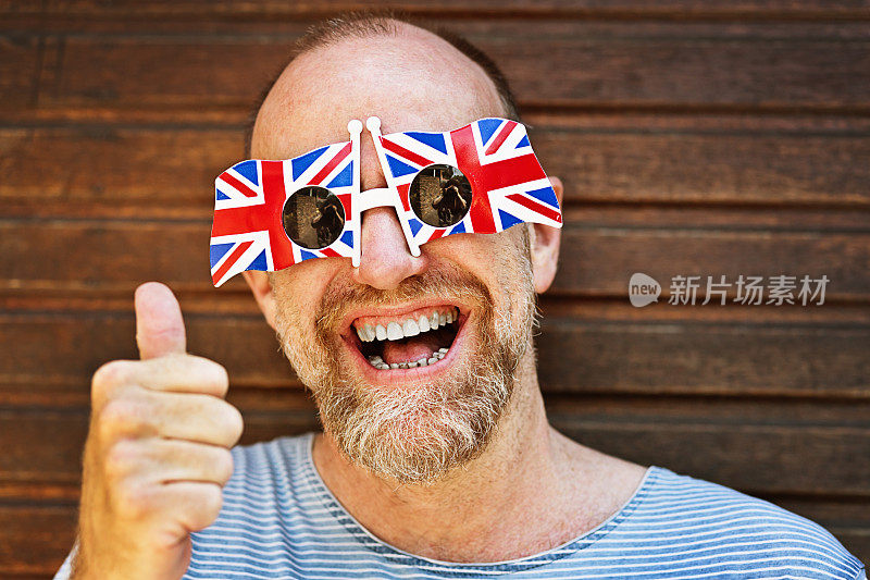 戴着英国国旗太阳镜的成熟英国男人对英国脱欧表示赞许