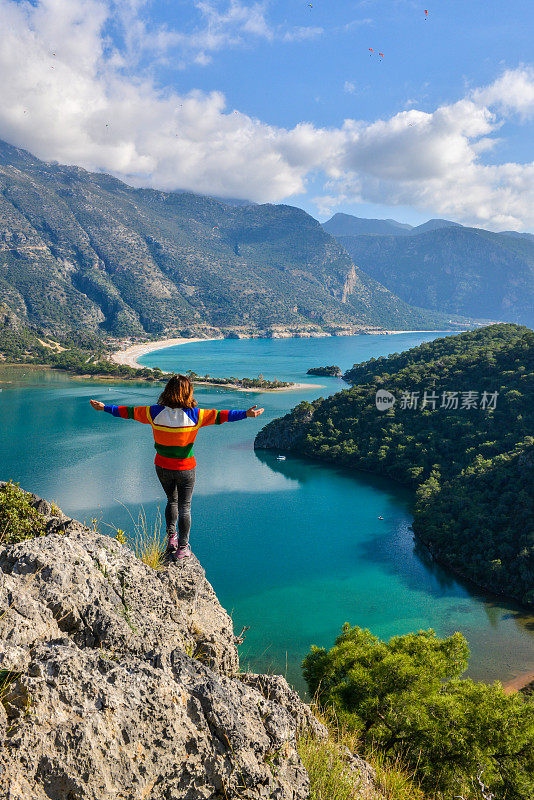 一个人在山顶徒步旅行。