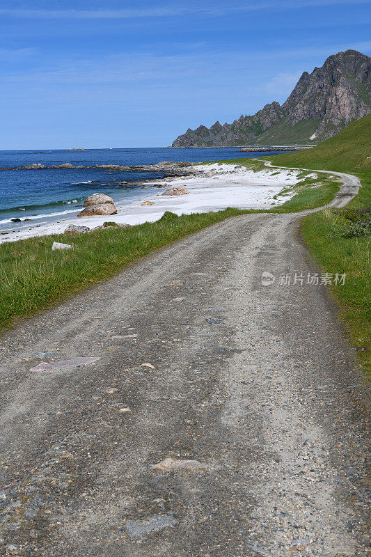 挪威北部安多亚岛沿海公路的垂直图像