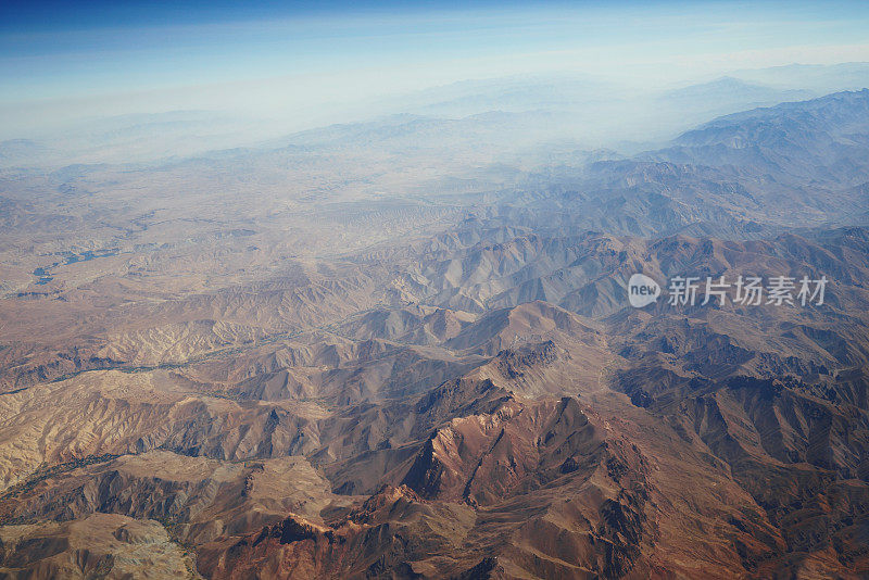 从飞机上俯瞰巴基斯坦沙漠山脉的空中全景