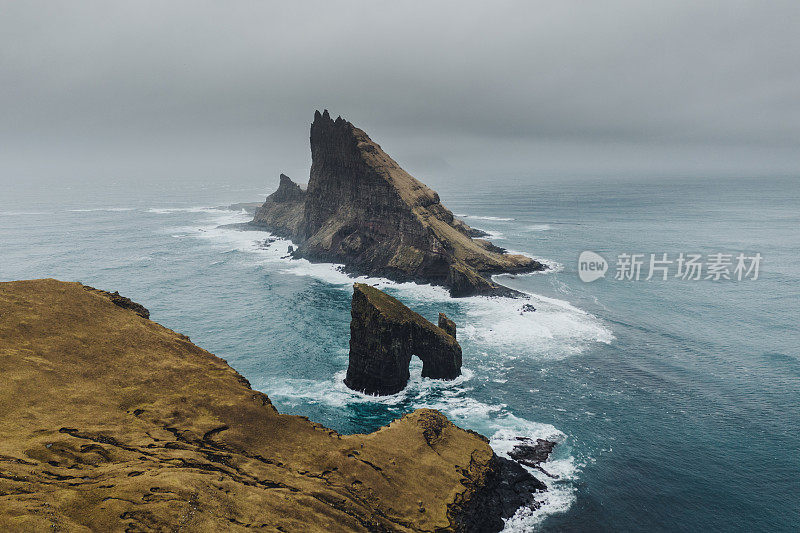 在法罗群岛drangarir拱门的风景鸟瞰图