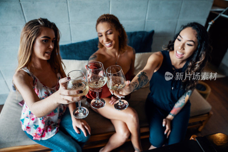 三个千禧年的女人在家里喝酒