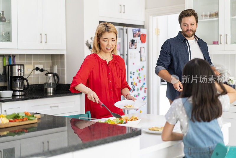 家人在厨房里准备吃饭