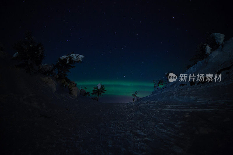 北极光与大雪