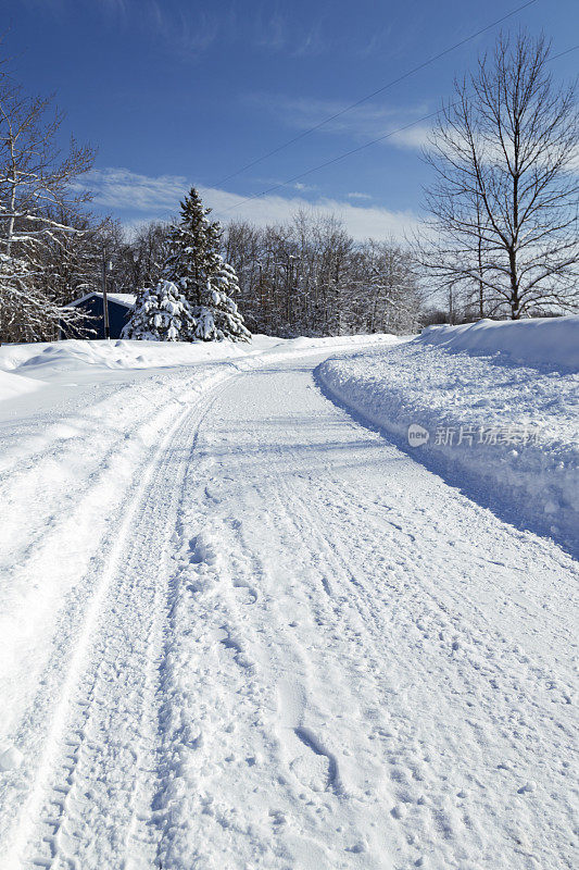 空雪覆盖的乡村路