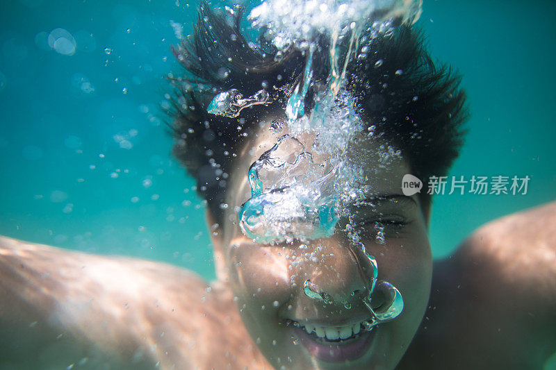 男孩潜水，水下的乐趣