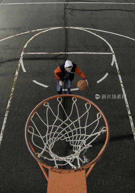 一个少年在打篮球