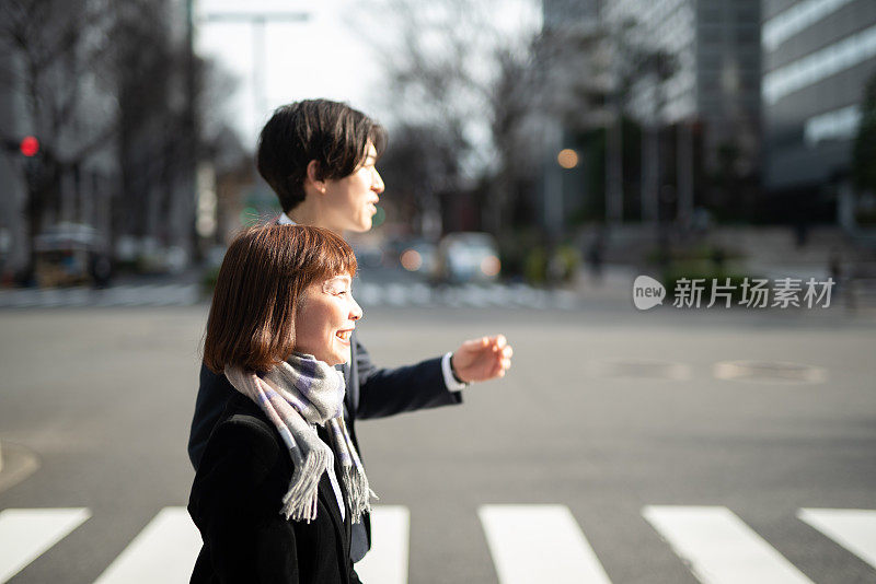 女经理和年轻商人走在大街上