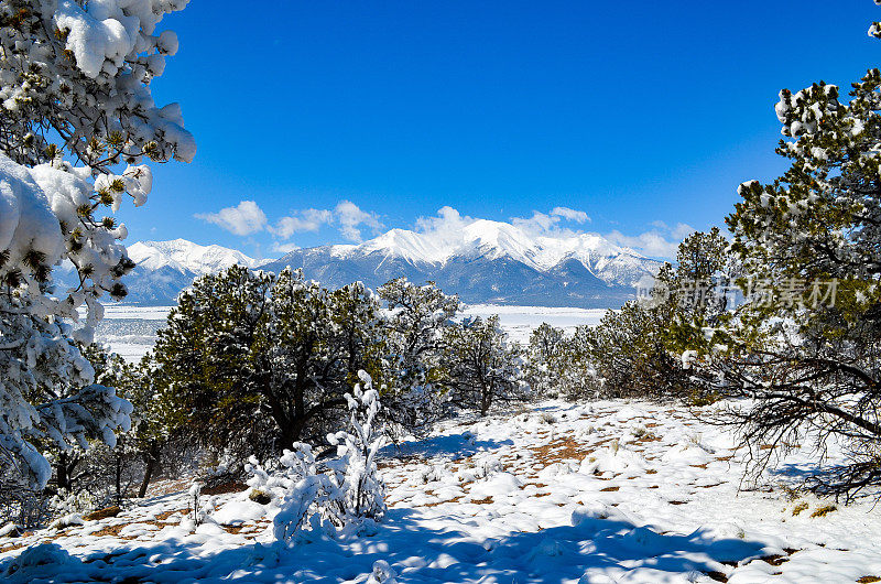 科罗拉多州积雪覆盖的山峰