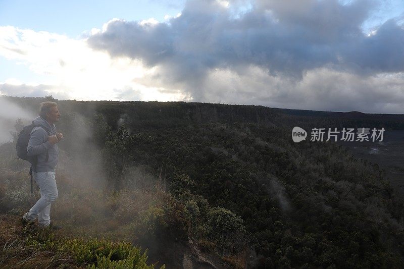 人们在雾中攀登火山边缘