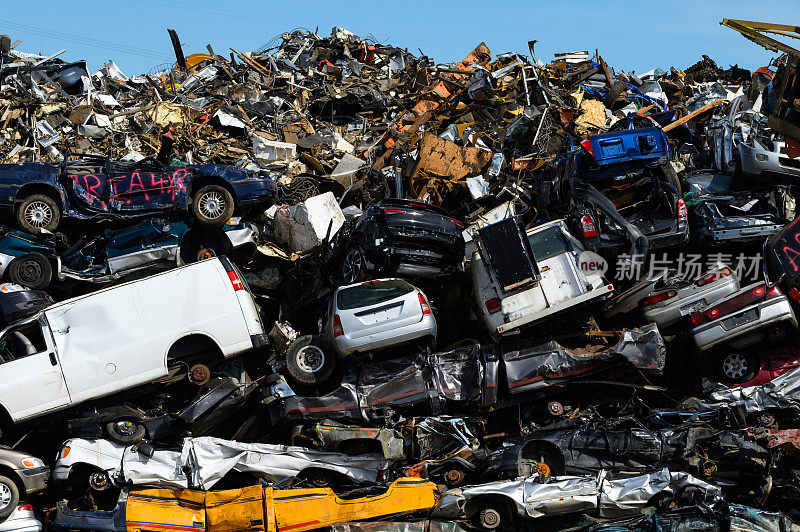堆积如山的报废车辆供回收利用