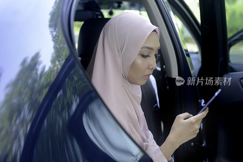 亚洲穆斯林女商人使用智能手机