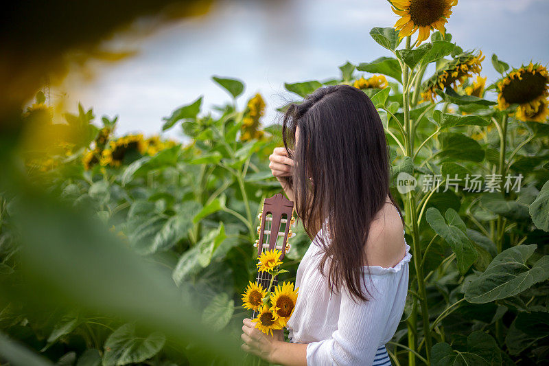 向日葵地里的美丽姑娘