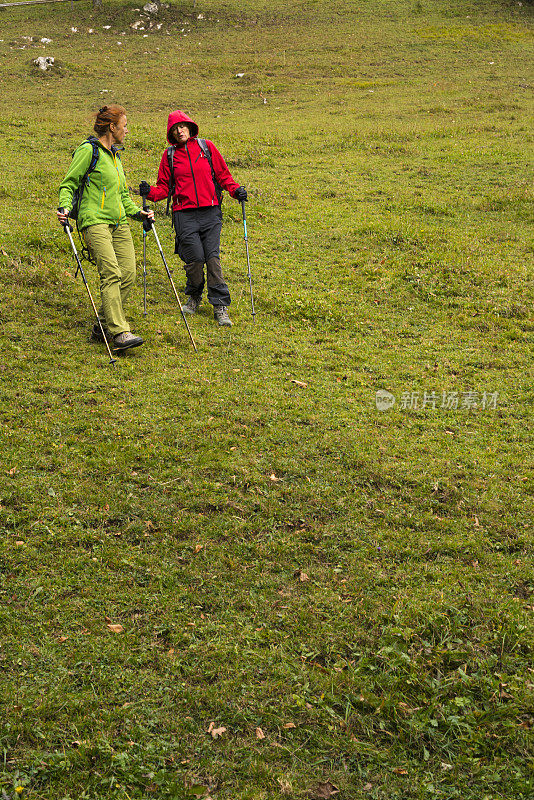 两名妇女在斯洛文尼亚帕斯基科兹亚克山的斜坡上徒步旅行。