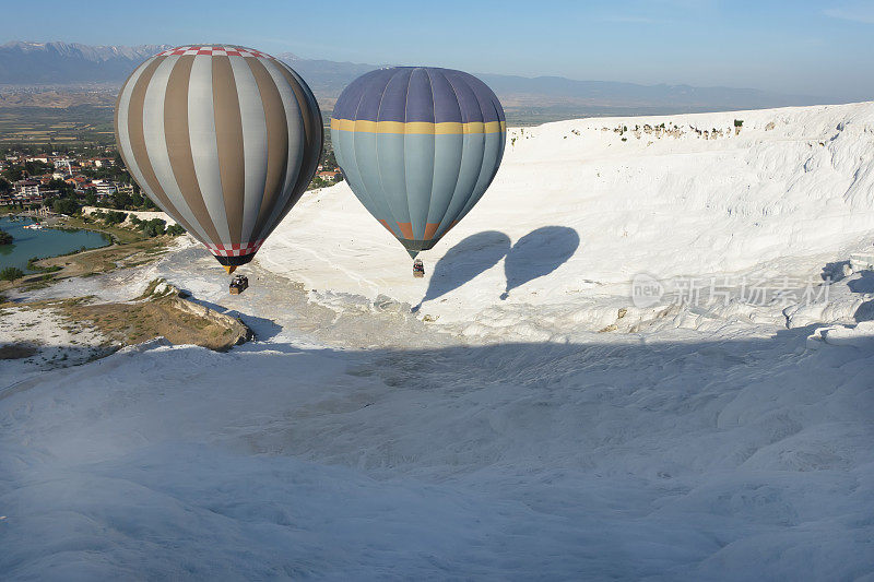 热气球在Pamukkale的石灰华上空飞行