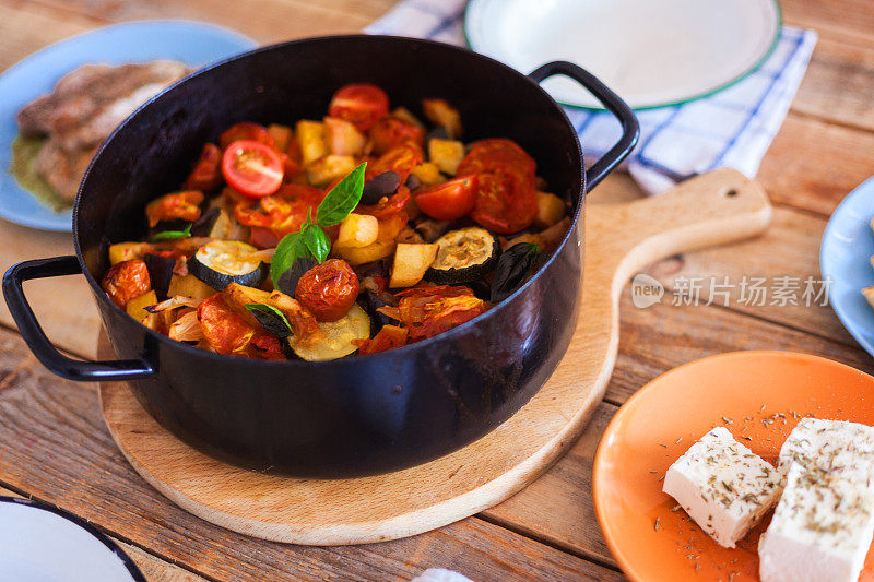 希腊炖菜，在平底锅里烤蔬菜，配上猪排和羊乳酪