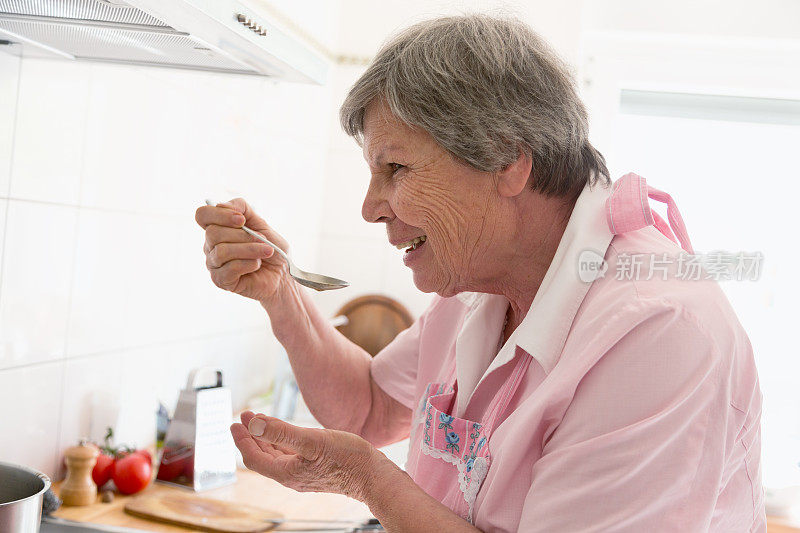 高级女厨师:品尝食物