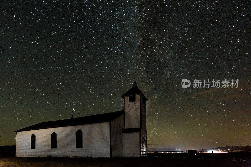 夜空下的乡村教堂