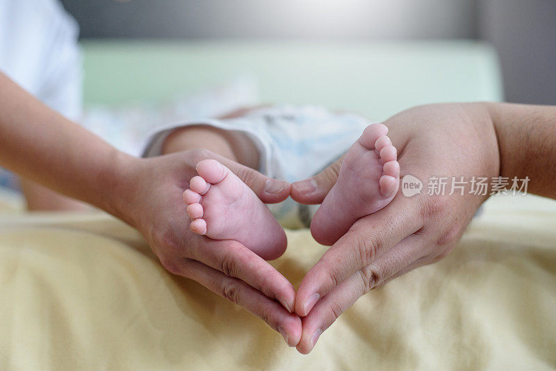 婴儿的脚在父母手中