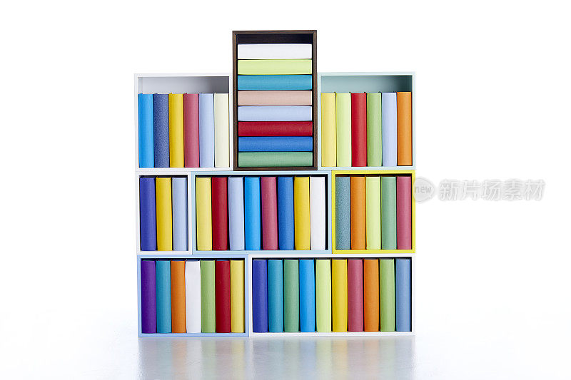 书架上多色的通用书籍