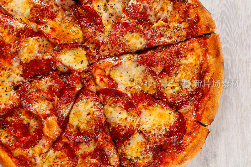 美味的意大利辣香肠披萨