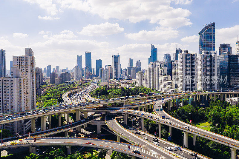 晴天上海高速公路鸟瞰图。