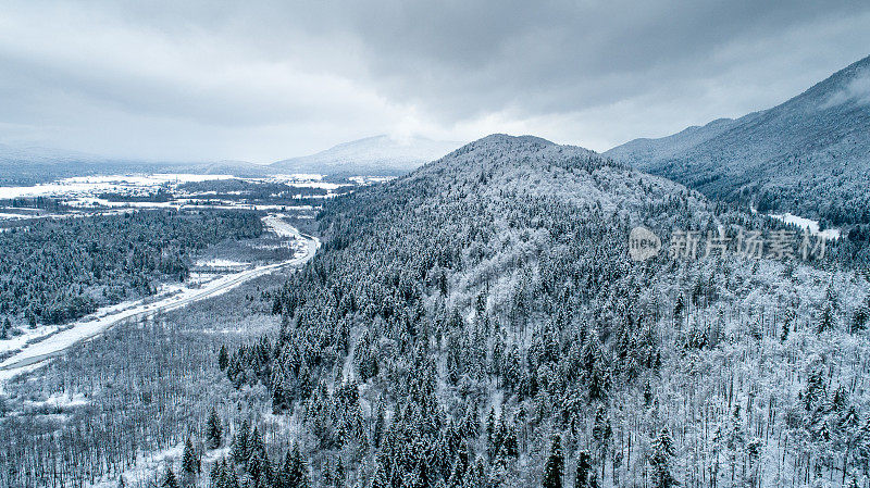 冬天的山和山谷被雪覆盖