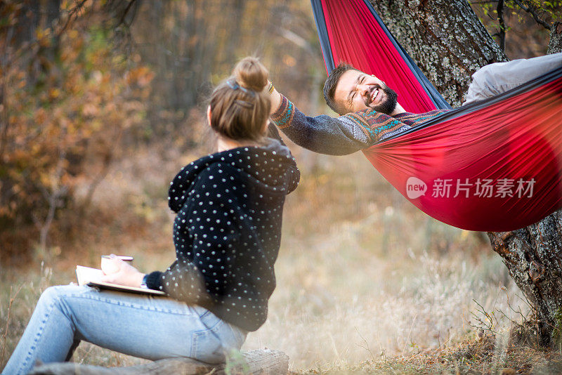 一对夫妇在野餐上玩得很开心