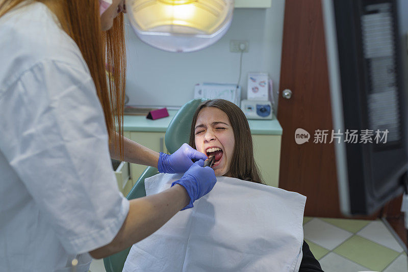 牙医正在给一个女人拔牙