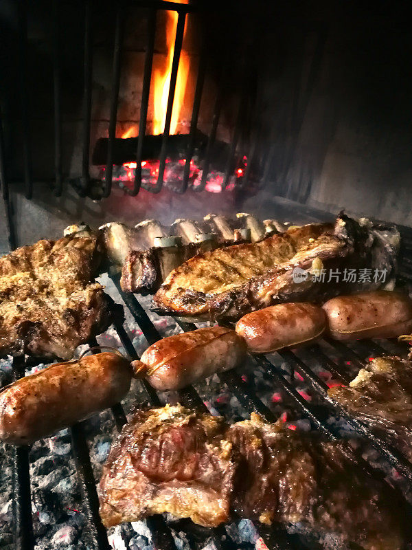 烧烤或烤肉，典型的阿根廷菜。阿根廷。