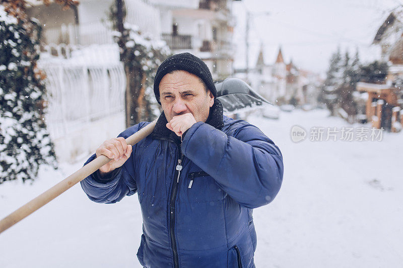 一个拿着雪铲的老人