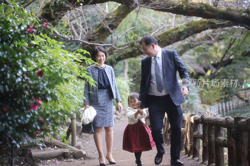 日本父母和他们的女儿在志一去桑庆祝