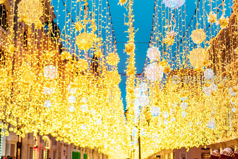 莫斯科尼古拉斯卡娅大街上明亮的圣诞灯和装饰