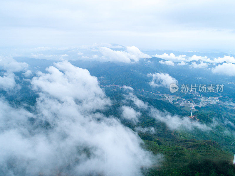 鸟瞰图风力涡轮机在阳光明媚的早晨