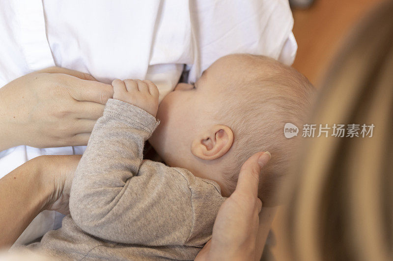 整骨医生在母乳喂养期间对婴儿进行治疗