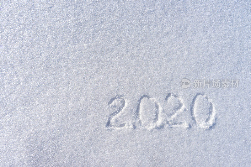 文字2020写在白雪皑皑的阳光冬日。圣诞快乐，恭贺新禧。寒假的概念