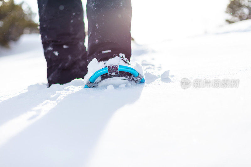 成熟的成年女性雪鞋晚下午户外冒险在西部科罗拉多