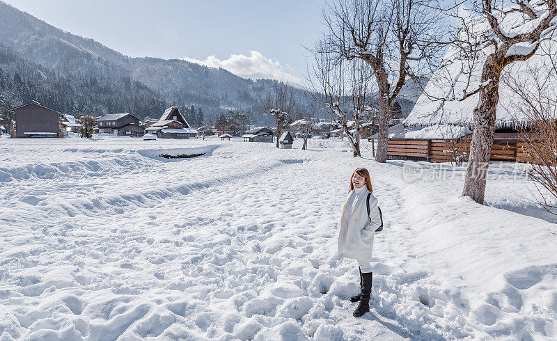 美丽的女游客玩雪在白川峪村，日本