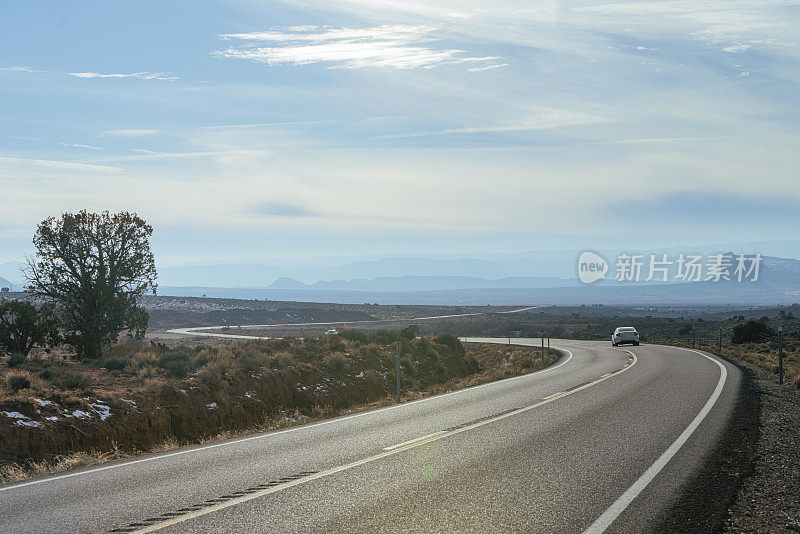 汽车在美国新墨西哥州纪念碑谷的高速公路上行驶