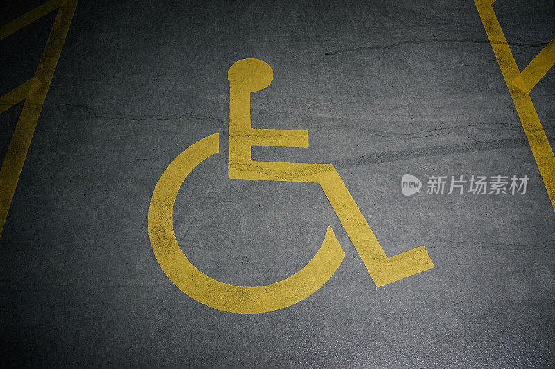 残疾人专用停车标志，轮椅漆成黄色