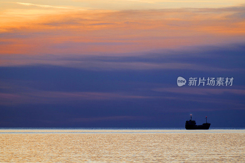 日落的景色和土耳其黑海海岸的一艘干货船