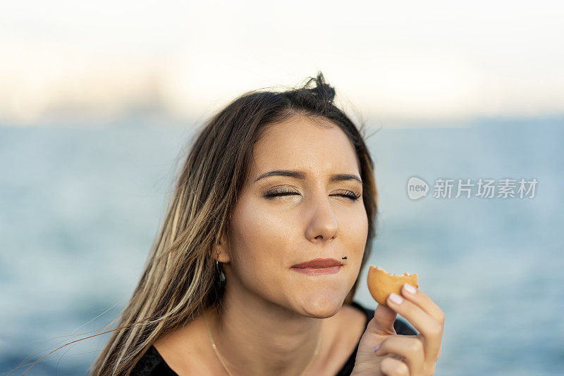 快乐的女孩吃着饼干