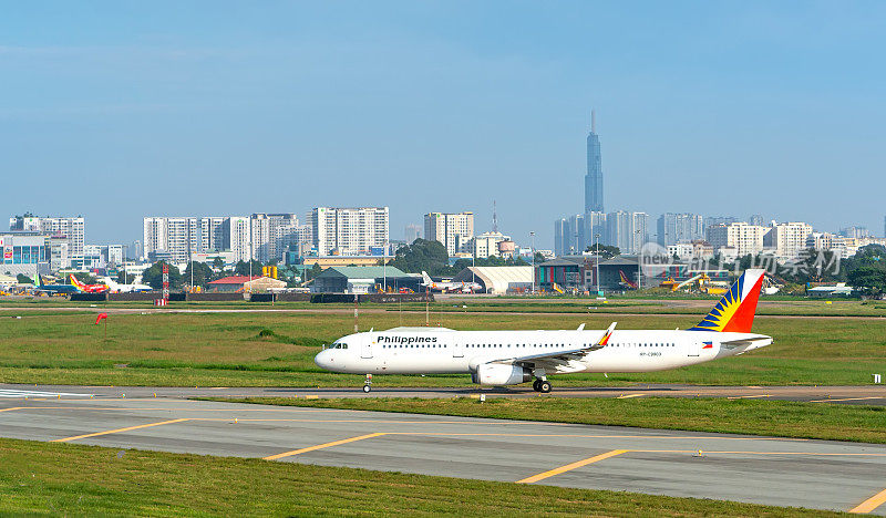 菲律宾航空公司的空客A321飞机正在跑道上准备起飞