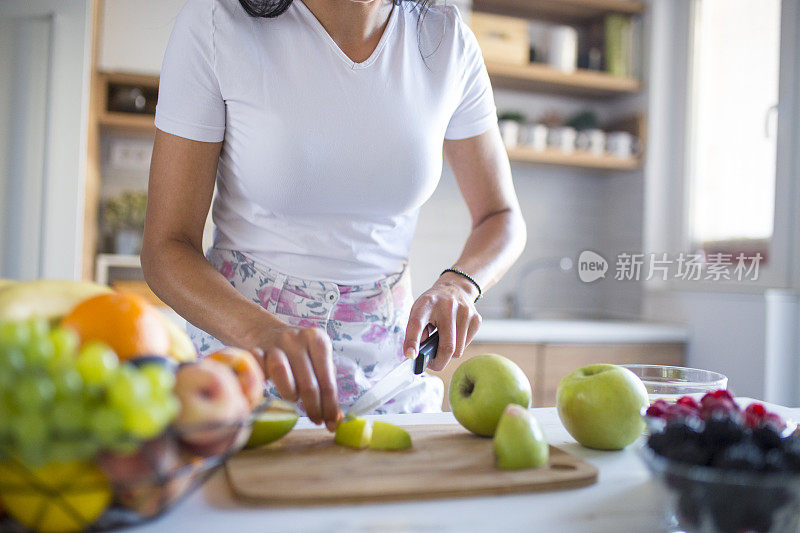 视频博主正在准备水果沙拉