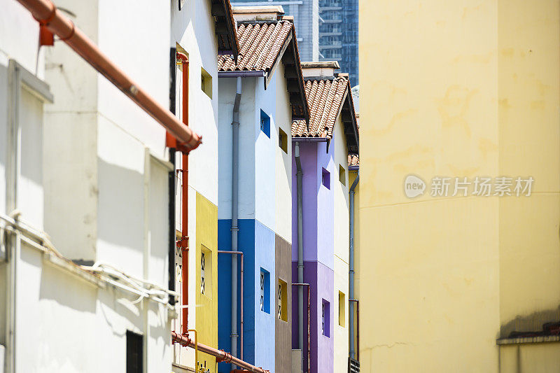 在新加坡唐人街区，可以看到一些刷成美丽鲜艳颜色的房子。