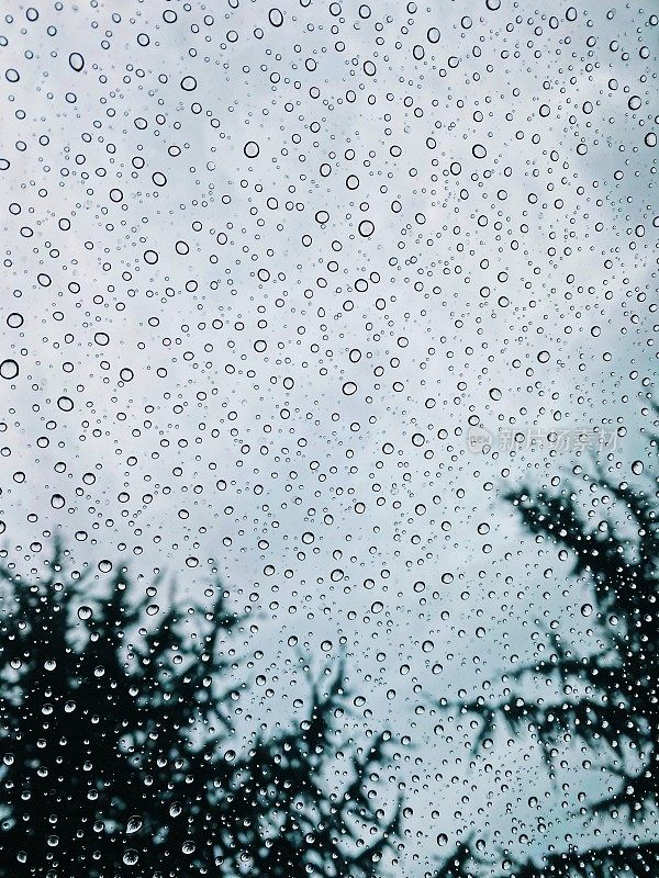 雨打在窗户上